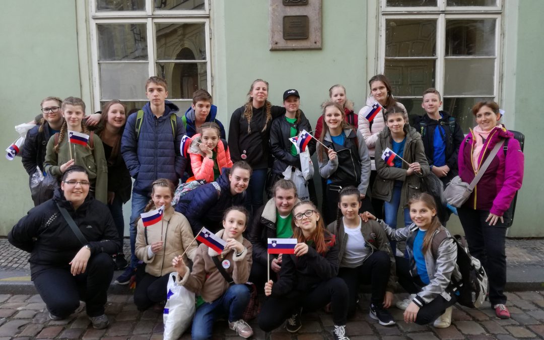 Članek o gostovanju mladinskega pevskega zbora v Pragi