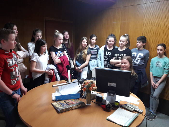 Učenci izbirnega predmeta šolsko novinarstvo so obiskali Radio Krka