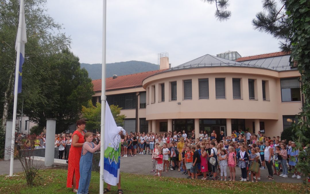 …. In dvignili smo zastavo